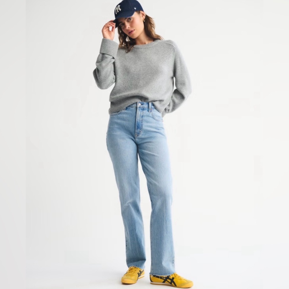 Abercrombie Ultra High Rise 90s Straight Jeans 28R NWT Raw Hem